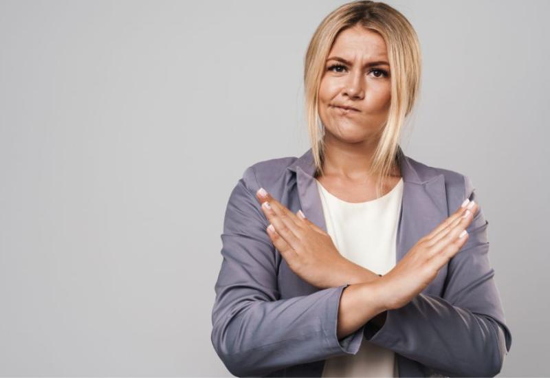 Žena s prekriženim rukama - 10 načina da prestanete ugađati drugima i postavite granice