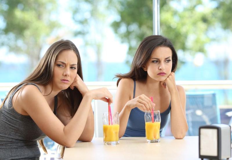 Dvije žene piju piće - 10 načina da prestanete ugađati drugima i postavite granice