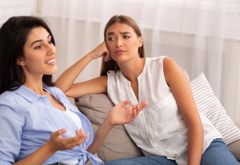 Ljubomorna žena se pretvara da sluša sugovornicu - 10 znakova da je netko ljubomoran na Vas i kako reagirati