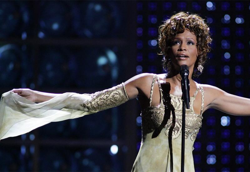 Whitney Elizabeth Houston (Newark, New Jersey, 9. kolovoza 1963. – Beverly Hills, Kalifornija, 11. veljače 2012.)  - Pop diva Whitney Houston danas bi navršila 60 godina života