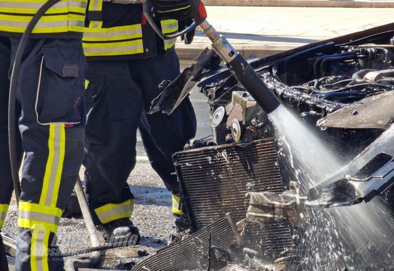 Gašenje požara na automobilu (Iz arhive) - Mostar: Zapalilo se auto