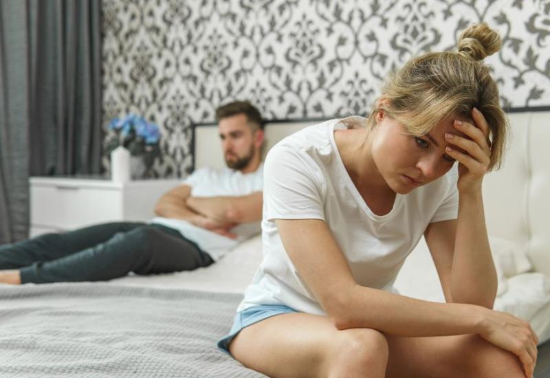 Posvađani par sjedi na krevetu -  7 bitnih razloga zašto se ne bi trebali vratiti bivšima 