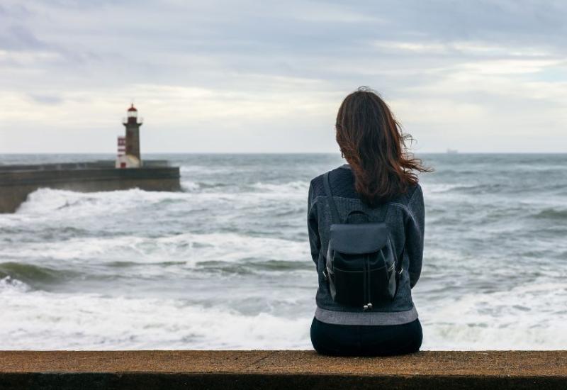 Žena sjedi uz obalu mora -  7 bitnih razloga zašto se ne bi trebali vratiti bivšima 
