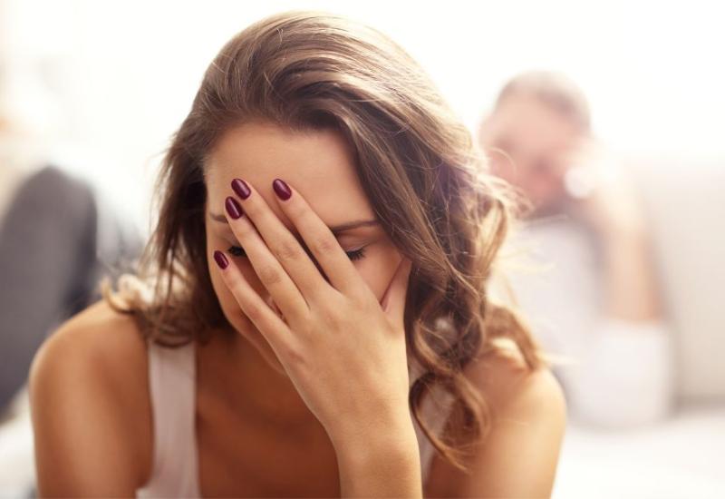 Žena prekriva lice rukom -  7 bitnih razloga zašto se ne bi trebali vratiti bivšima 