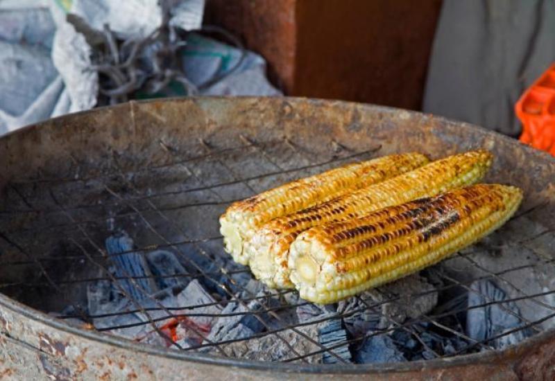 Pečeni kukuruz - VIDEO | Kako savršeno ispeći kukuruz?