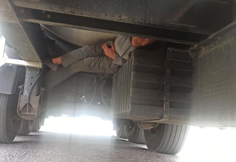 Migranti pod kamionom - Vozio migrante ispod kamiona
