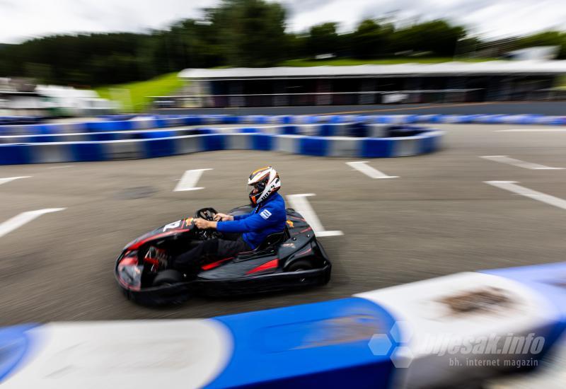 Zagrijavanje u karting areni  - Ekstremno vozačko iskustvo  s Red Bull Ringa:  Vozili smo Formulu 4! 