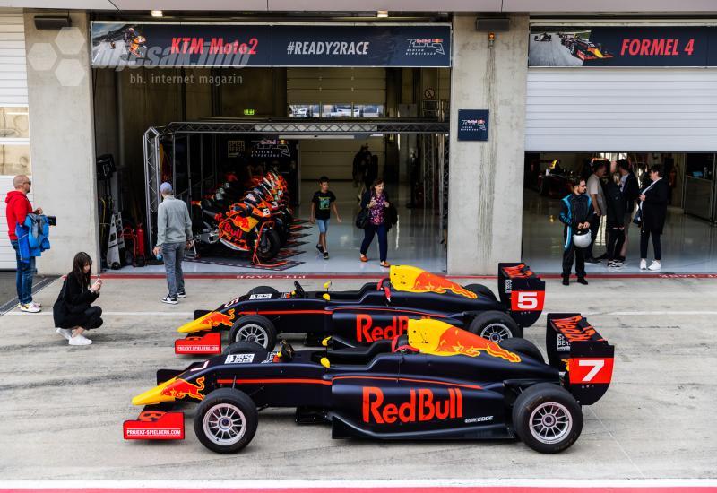 Uredno parkirane Formule nakon vožnje - Ekstremno vozačko iskustvo  s Red Bull Ringa:  Vozili smo Formulu 4! 