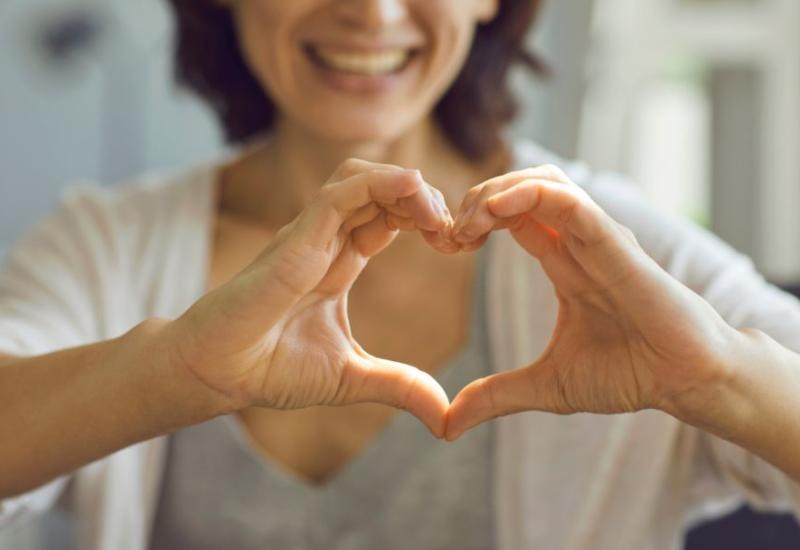 Žena pokazuje znak srca - 15 provjerenih načina da održite zdrave međuljudske odnose 