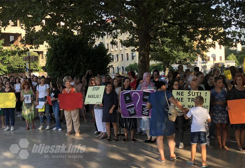 Građani Mostara minutom šutnje danas su odali počast ubijenoj Nizami Hećimović  - Problem femicida |Minutom šutnje započeo prosvjed u Mostaru
