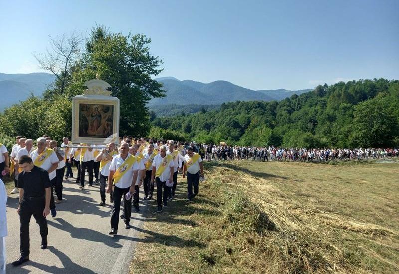 Više od 20.000 vjernika u Komušini - Više od 20.000 vjernika u Komušini: Misu predvodio nadbiskup Vukšić