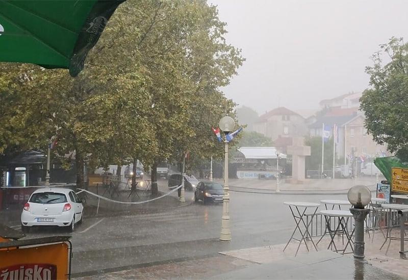Jaka kiša poplavila ulice Širokog Brijega - Jaka kiša poplavila ulice Širokog Brijega