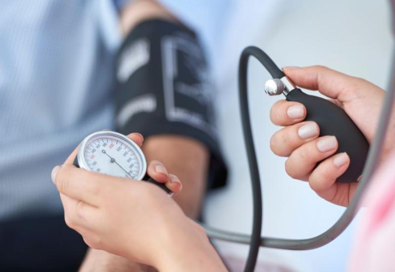 Mjerenje krvnog tlaka - Ovih 7 znakova pokazuju da jedete previše soli 