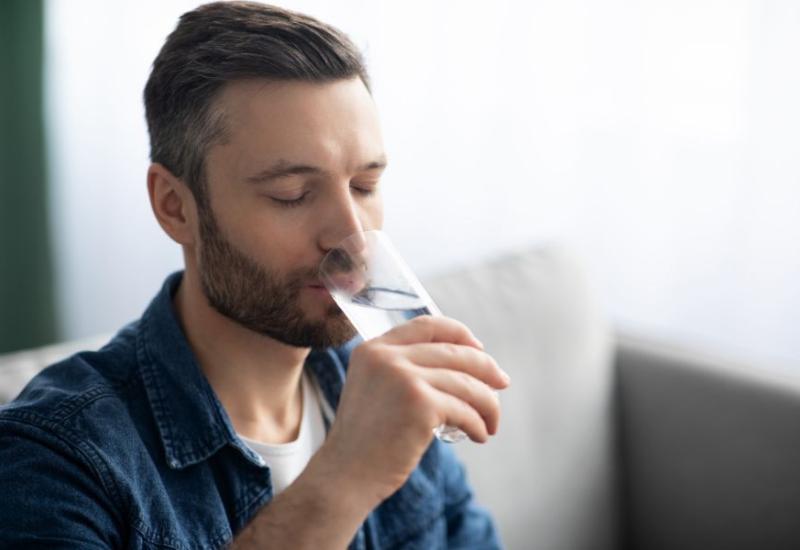 Muškarac pije vodu - Ovih 7 znakova pokazuju da jedete previše soli 