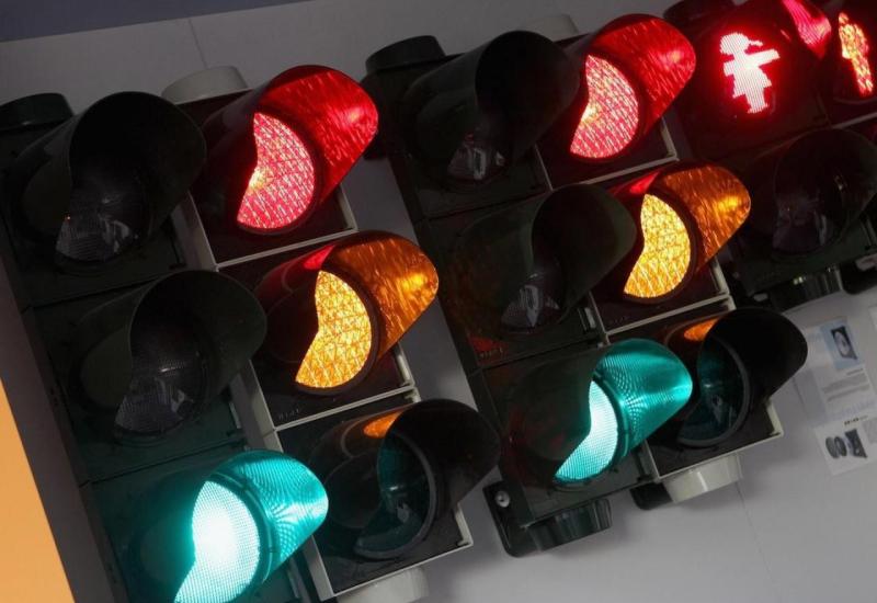 Evo zašto su svjetla na semaforu crvena, žuta i zelena