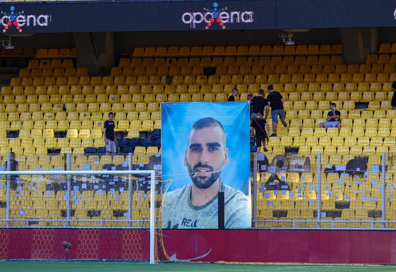 Navijači AEK-a postavili su fotografiju preminulog Michalisa Katsourisa na tribini - Navijači AEK-a stavili veliku sliku ubijenog Michalisa