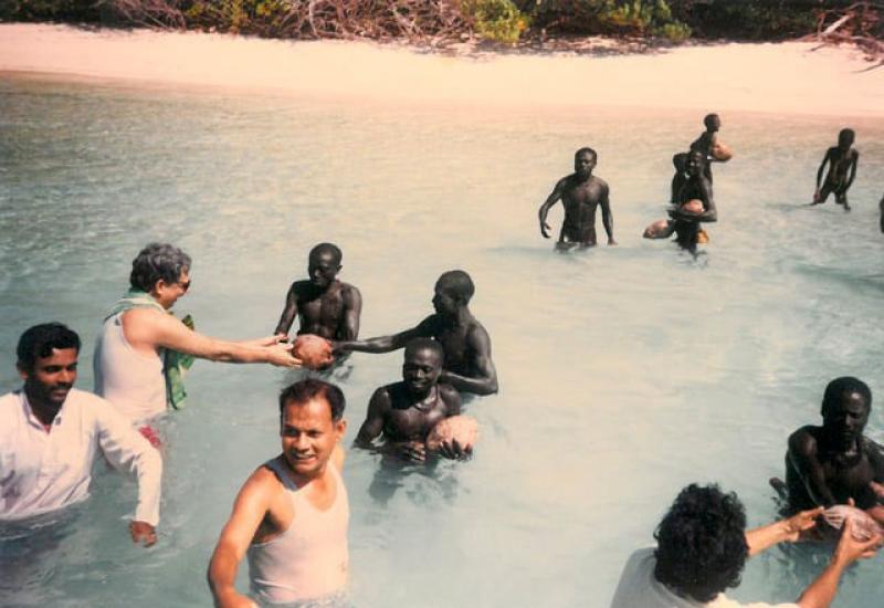Indijski antropolozi dodaju kokosove orahe Sentinelesima u jednom od prvih slučajeva mirnog kontakta, 1991. - Sentinelci, narod koji odbija bilo kakav kontak sa ostatkom svijeta