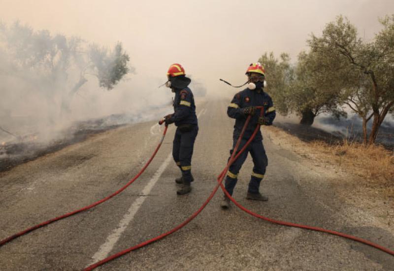 Veliki šumski požari u Grčkoj i dalje izvan kontrole: “Ne vidimo da se ovo može obuzdati”