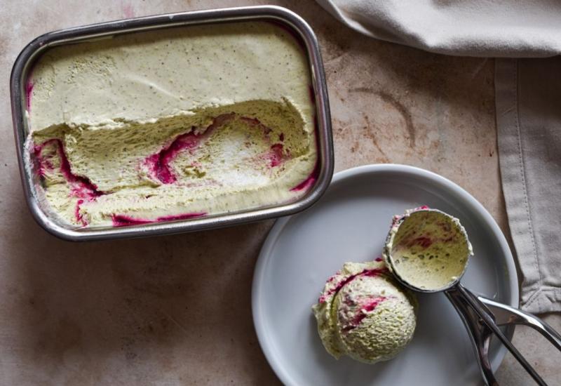 Domaći sladoled od pistacije i maline