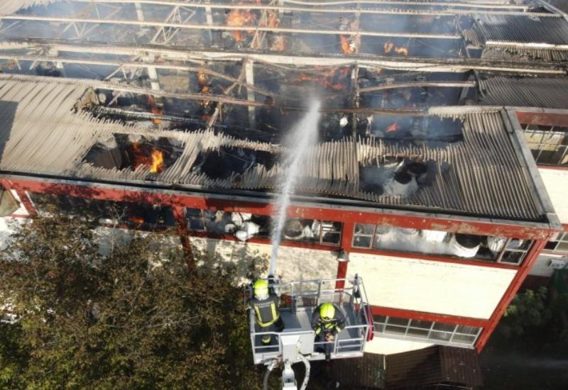 Vatrogasci gase požar na banjalučkoj tvornici - Četiri osobe ozlijeđene u požaru 