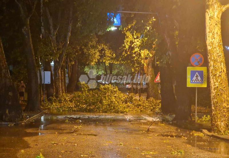 Nevrijeme u Hercegovini: U Pologu grom udario u kuću, velik broj oborenih stabala