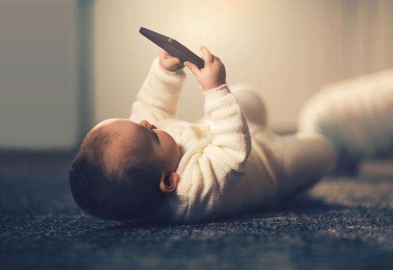 Smirivanje beba mobitelom može ostaviti na njih trajne posljedice