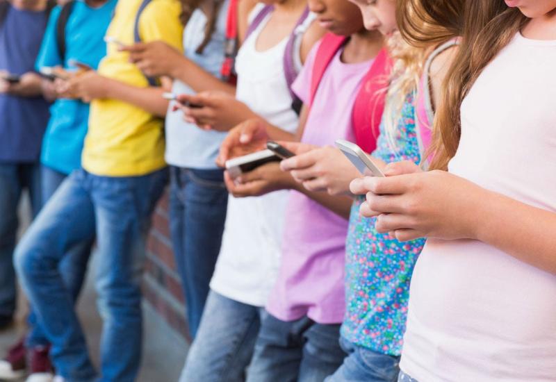 Još jedna škola zabranila mobitele 