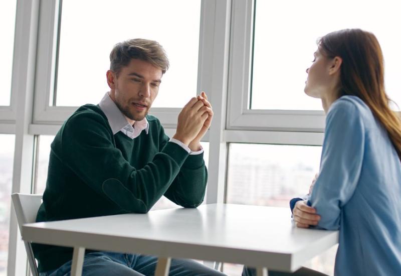 Mladi par razgovara - 10 psiholoških trikova uz koje ćeš pobijediti u svakoj svađi