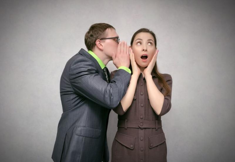 Muškarac šapće ženi na uho - Zašto ljudi lažu? Otkrivamo 10 intrigantnih razloga