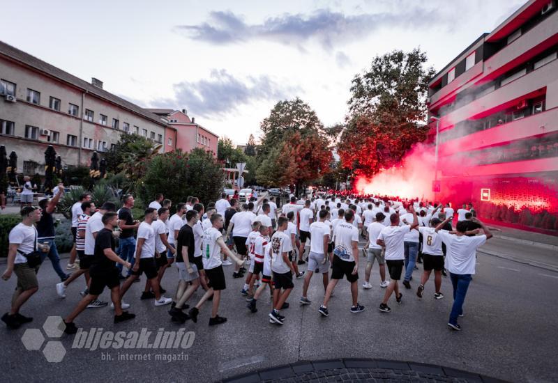 FOTO/VIDEO| Veličanstvenim korteom na ulicama Ultrasi dali podršku Plemićima