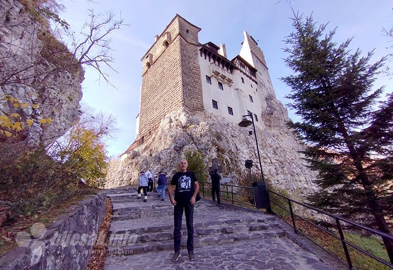 Ispred dvorca - Bran: Pazi, Drakula vreba! (Transilvanijom uzduž& poprijeko 13)