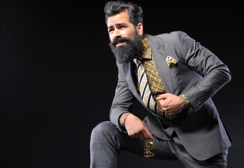 Muškarac s dugom bradom u odijelu - Za modernog muškarca - top 5 muških brada za jesen 2023
