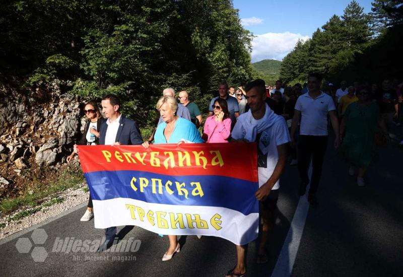 Prosvjedna šetnja u Nevesinju - Nevesinje: Građani pristižu autobusima, stigla i Specijalna policija RS
