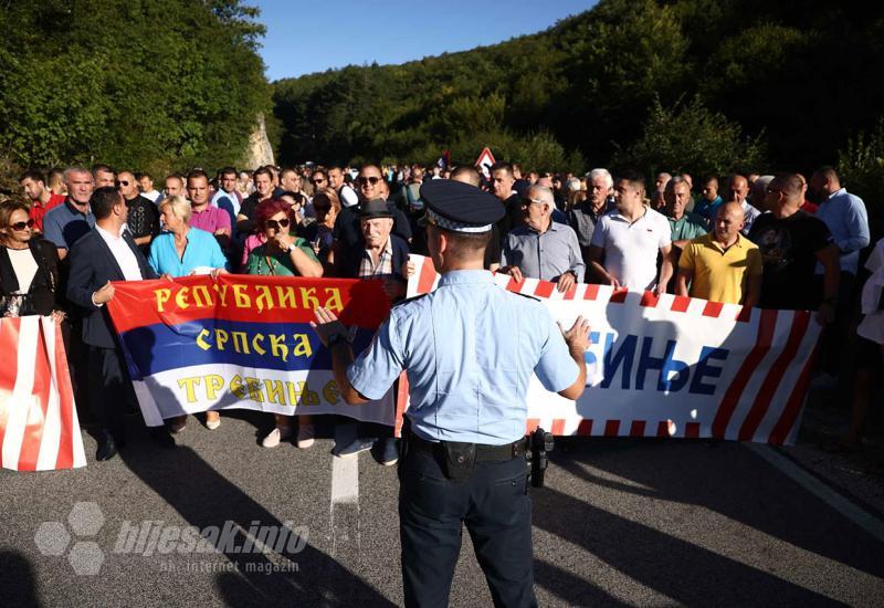 Prosvjedna šetnja u Nevesinju - Nevesinje: Građani pristižu autobusima, stigla i Specijalna policija RS
