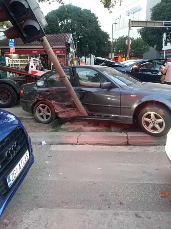 Prometna nesreća na raskrsnici Ulice kneza Višeslava i Splitske ulice u Mostaru - Prometna kod Mepasa: Putnica teže ozlijeđena 