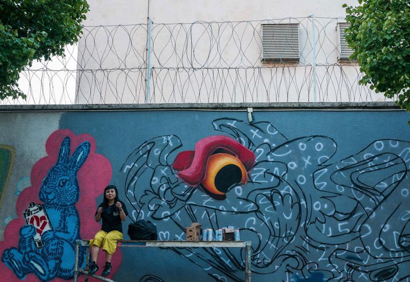Grafit na zatvoru u Šantićevoj ulici u Mostaru - Vrhunski program na svečanom zatvaranju Street Arts Festa Mostar