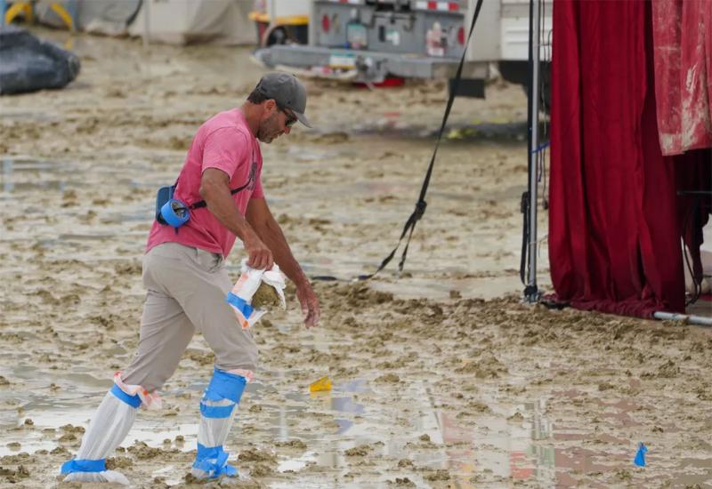 Kaos na poznatom festivalu: 70 tisuća ljudi zapelo u blatu, jedna osoba preminula