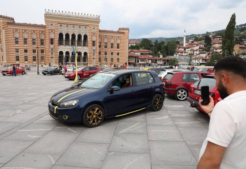 Građani i gosti Sarajeva uživaju u izložbi automobila ''Golf Fest 2023''