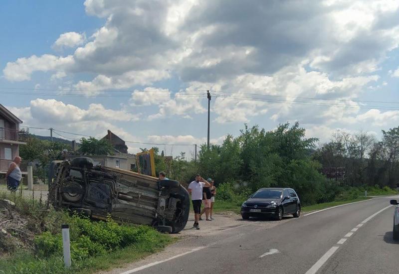 Prometna nesreća u Klepcima: Automobil završio na boku