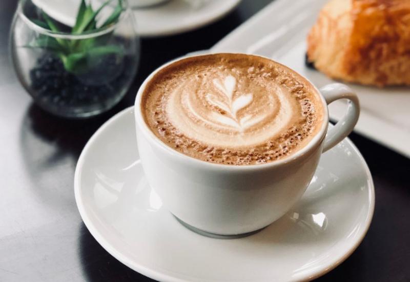 Šalica kave na stolu - Izbjegavajte ih - 10 vrsta hrane koje mogu izazvati migrenu 