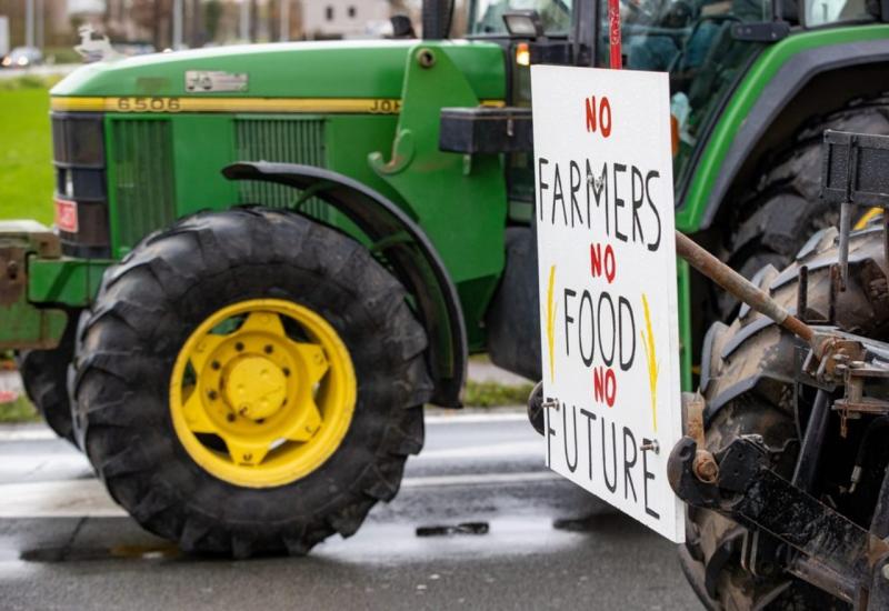 Nezadovoljni poljoprivrednici će traktorima blokirati cestu 