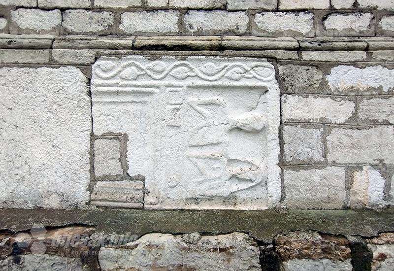 Jedan od rimskih spomenika u zidu crkve - Nova Varoš: Bjeloglavi sup, crkve-brvnare, partizani i četnici