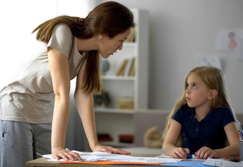 Majka kritizira dijete - Roditelji anksiozne djece rade ovih 7 stvari, kažu psiholozi