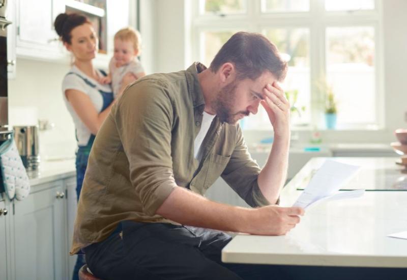 Zabrinuti otac s obitelji - Roditelji anksiozne djece rade ovih 7 stvari, kažu psiholozi