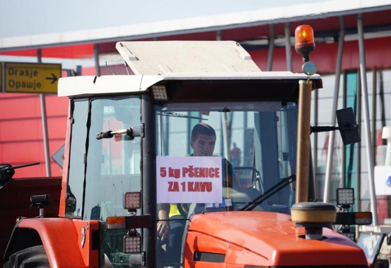 Poljoprivrednici blokirali Granični prijelaz Orašje - Poljoprivrednici zadovoljni: 2,5 milijuna za sjetvu pšenice