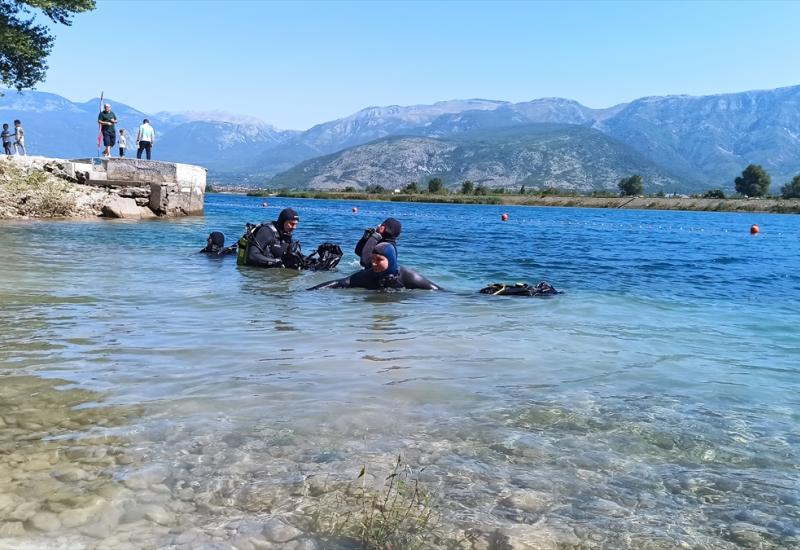  Ronioci iz regije čiste i fotografiraju Neretvu ispod površine - Mostar: Ronioci iz regije čiste i fotografiraju Neretvu ispod površine