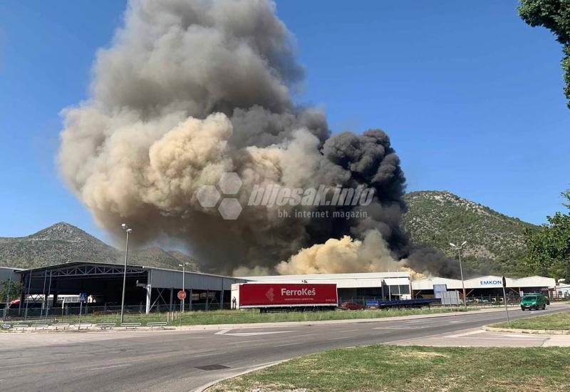 Požar u krugu tvrtke Ferro Keš - Požar u krugu mostarske tvrtke, na terenu sve raspoložive jedinice