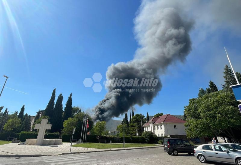Požar u krugu mostarske tvrtke Ferro Keš - Požar u krugu mostarske tvrtke, na terenu sve raspoložive jedinice