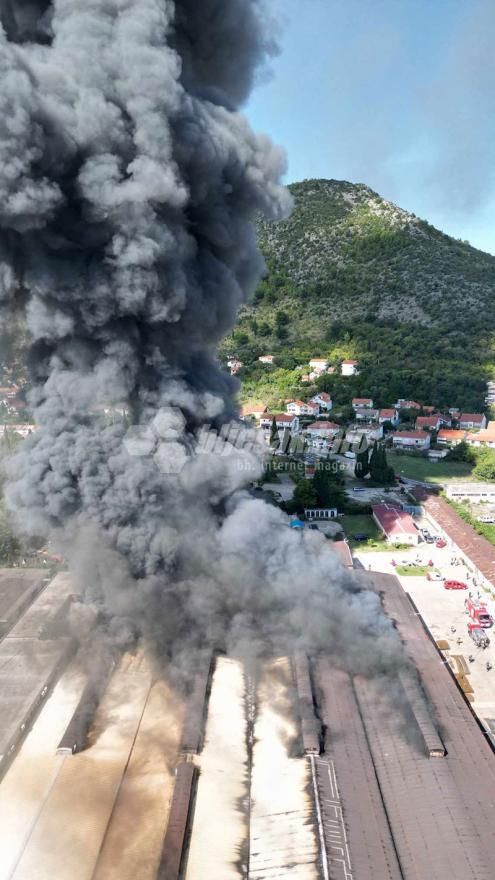 Požar u mostarskoj tvrtki Ferro Keš - Požar u krugu mostarske tvrtke, na terenu sve raspoložive jedinice
