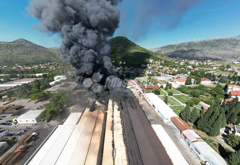 Požar u mostarskoj tvrtki Ferro Keš - Požar u krugu mostarske tvrtke, na terenu sve raspoložive jedinice